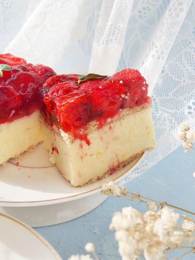 Zdjęcie: Sernik gotowany z truskawkami Zdjęcie - Sernik gotowany z truskawkami - Przepisy kulinarne ze zdjęciami