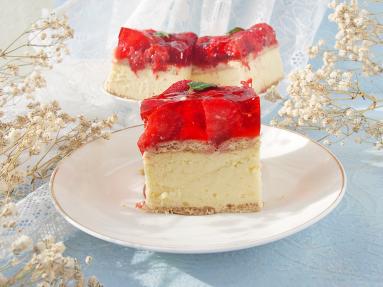 Zdjęcie: Sernik gotowany z truskawkami Zdjęcie - Sernik gotowany z truskawkami - Przepisy kulinarne ze zdjęciami