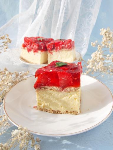 Zdjęcie: Sernik gotowany z truskawkami Zdjęcie - Sernik gotowany z truskawkami - Przepisy kulinarne ze zdjęciami