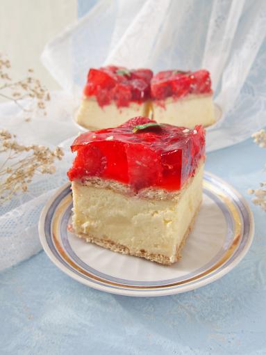 Zdjęcie: Sernik gotowany z truskawkami Zdjęcie - Sernik gotowany z truskawkami - Przepisy kulinarne ze zdjęciami